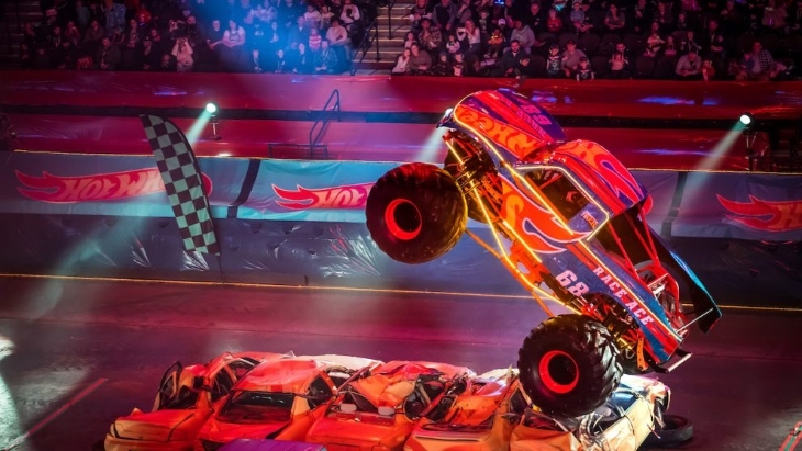 Hot Wheels Monster Trucks Live™ Glow Party™